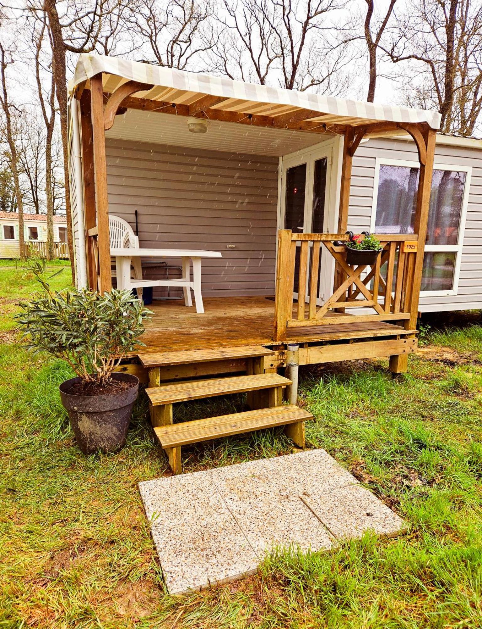 Bungalow Cosy Equipe La Boissiere-de-Montaigu Exteriör bild